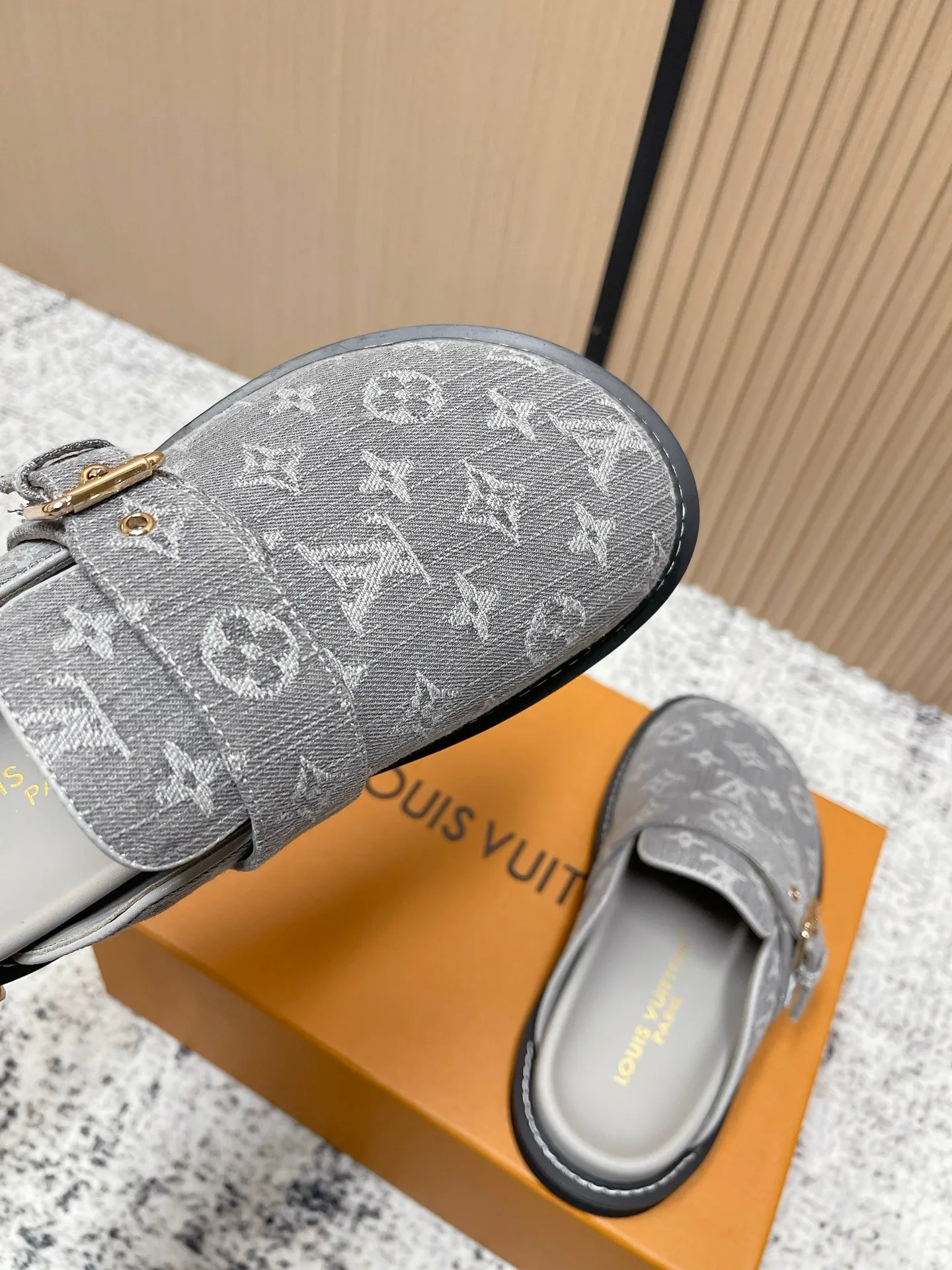 [L Family] P: 460💰 Size: 35-46 (female 40.41, male 45 46 custom-made) Top version Louis vuitton Lv new couple Birkenstock slippers. Cute and cute, not too good on the feet. Simple and high-end slingback design. Ready to wear and go. Good news for lazy people. Imported cowhide leather upper/imported old calico. Original hardware buckle, original molded high-density foam outsole.